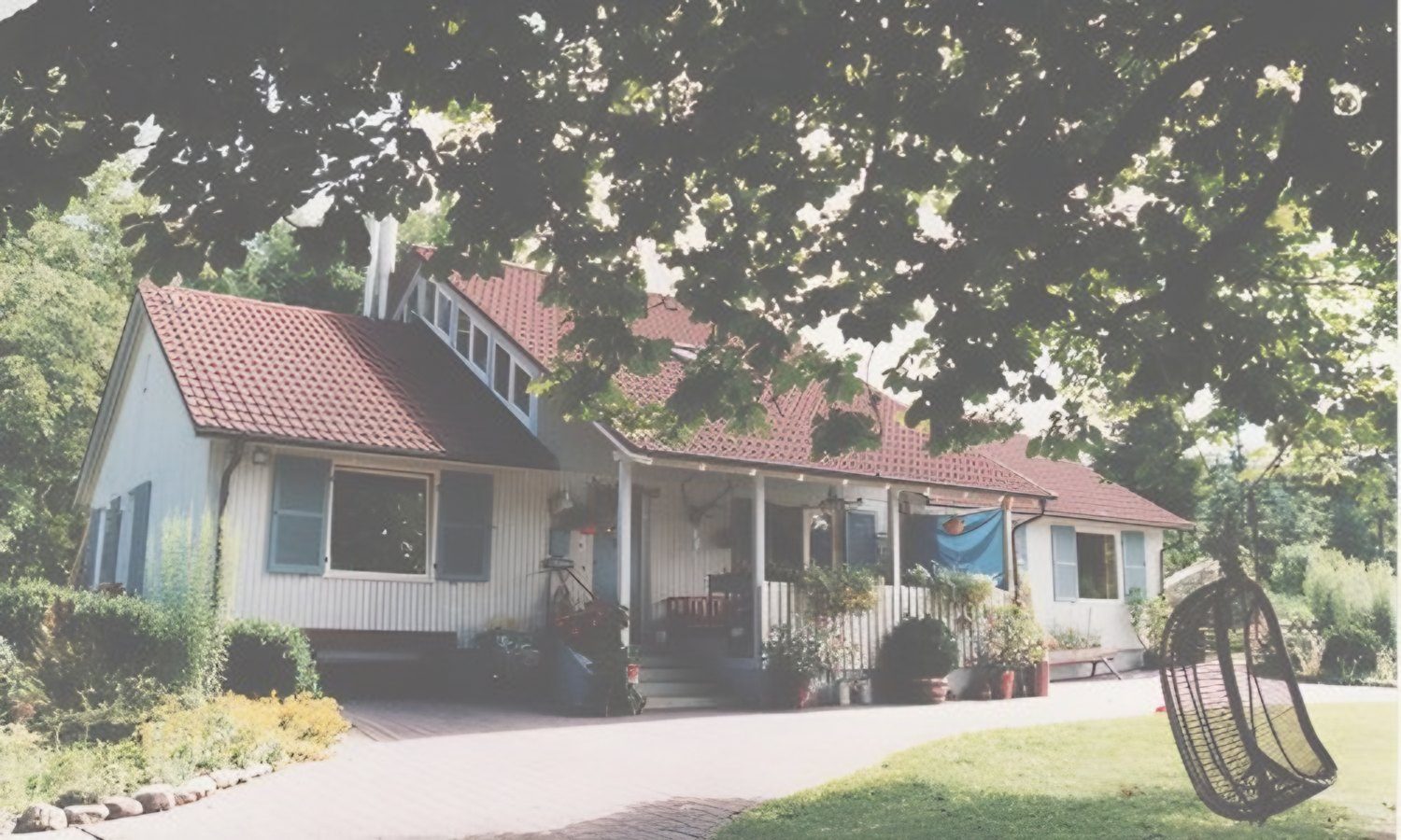 Wohnhaus des Wilhelmshofs mit Veranda im Sommer